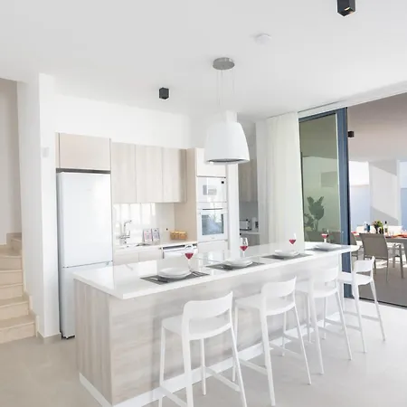 Aqua 4 Bedrooms פאראלימני