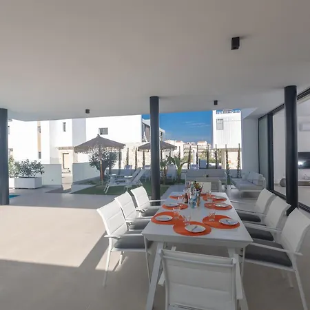 Aqua 4 Bedrooms פאראלימני