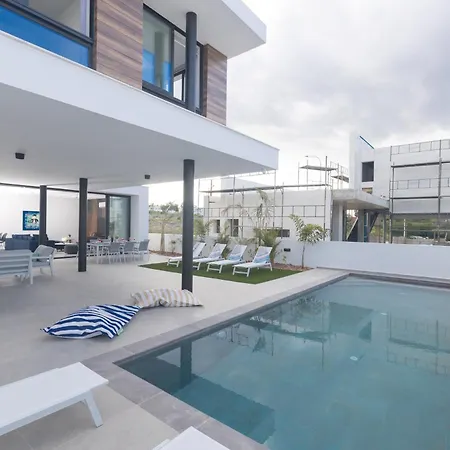 Aqua 4 Bedrooms *